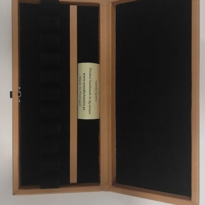 Coffret de madeira para canetas com interior em veludo preto e etiqueta amarela