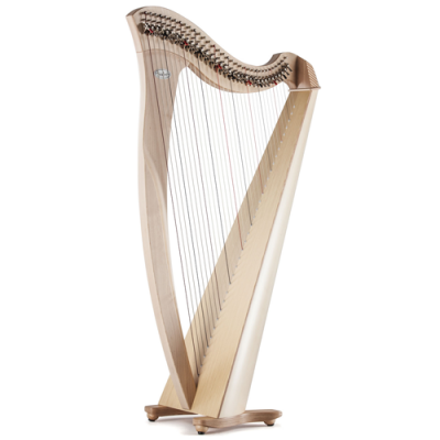 Harpa acústica de madeira clara com cordas esticadas em fundo branco