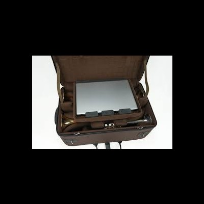 Mala castanha com laptop prateado e flauta dourada no interior acolchoado