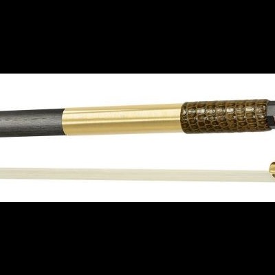 Arco de violino com vara preta e partes em madeira marrom lustrosa, detalhes dourados e inscrição ARCUS 4/4