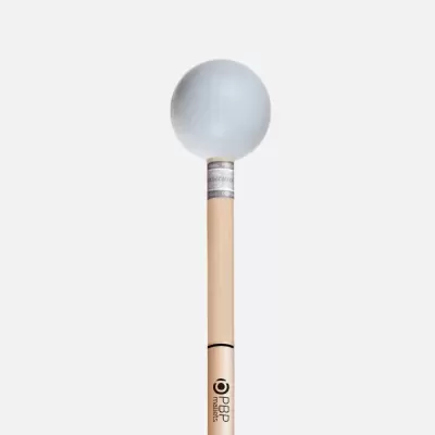 Baqueta de percussão com cabeça branca opaca e cabo de madeira clara com texto.