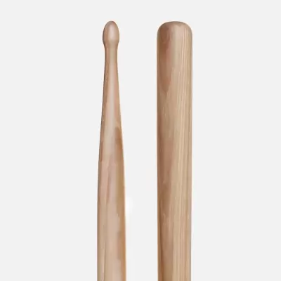 Duas baquetas de bateria de madeira clara com ponta arredondada em fundo branco