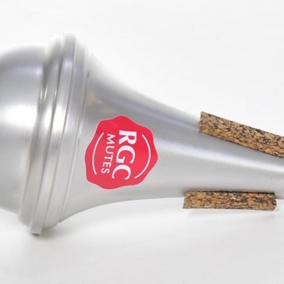 Surdina para trompete em metal prateado com cortiça e logótipo vermelho