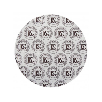 Rolo de papel branco com padrão circular castanho com letras e texto repetidos