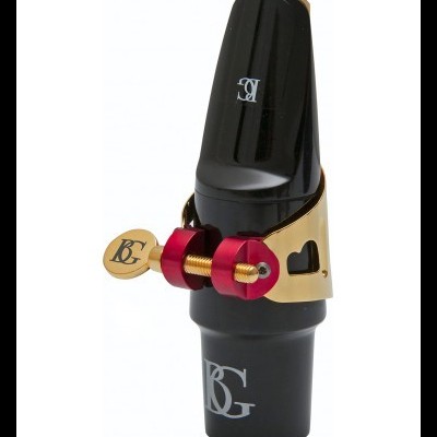 Boquilha preta para saxofone com suporte dourado e parafuso vermelho