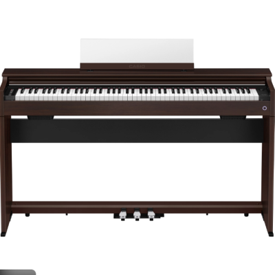 Piano digital Casio com corpo em madeira castanho escuro e três pedais.