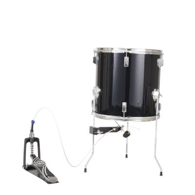 Tambor tenor preto com pedal e suporte em fundo branco