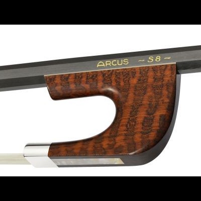 Arco de violino de madeira escura com crina branca e marcação 'ARCUS - S8'