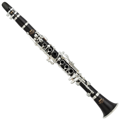 Clarinete preto com detalhes prateados e texto dourado