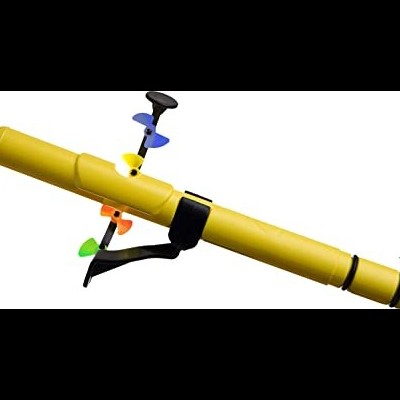 Brinquedo de tubo amarelo com hélices coloridas e suporte preto