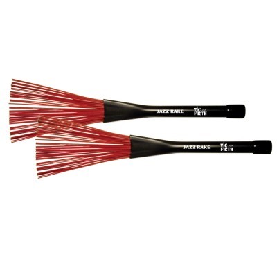 Dois pincéis jazz rake com cerdas vermelhas e cabo preto com inscrições brancas