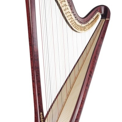 Harpa em madeira escura com cordas e detalhes dourados