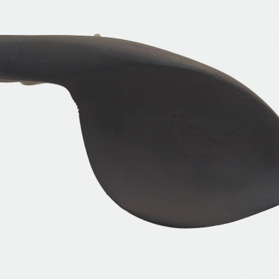 Espuma preta moldada com formato anatómico sobre fundo branco