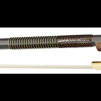 Arco para violino com empunhadura em madeira castanha marmoreada e detalhes em metal