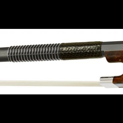 Arco de violino preto com empunhadura em madeira castanho escuro e inscrição 'Arcus M8'.