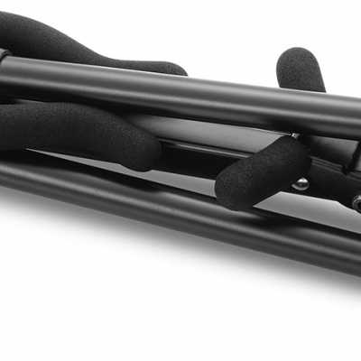 Tripé fotográfico preto dobrado com espuma preta.