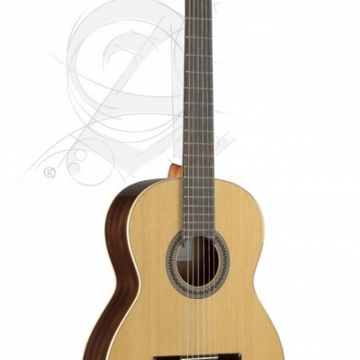 Guitarra clássica de madeira clara e escura com 6 cordas