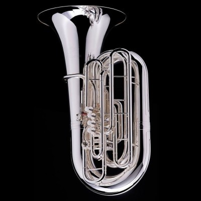 Tuba prateada brilhante sobre fundo preto