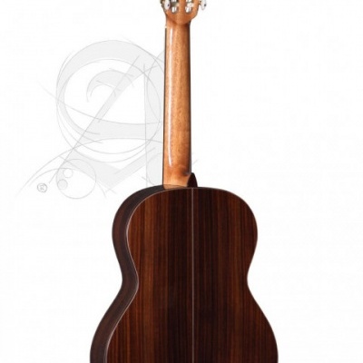 Guitarra clássica de madeira vista de trás