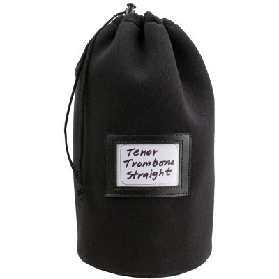 Saco preto com cordão e etiqueta com texto 'Tenor Trombone Straight'