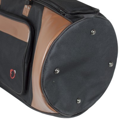 Bolsa desportiva preta com detalhes castanhos e bolsos frontais