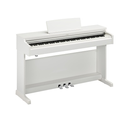 Piano digital branco com três pedais e suporte para partituras