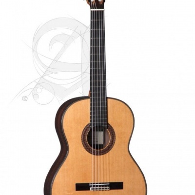 Guitarra clássica em madeira clara e escura com seis cordas