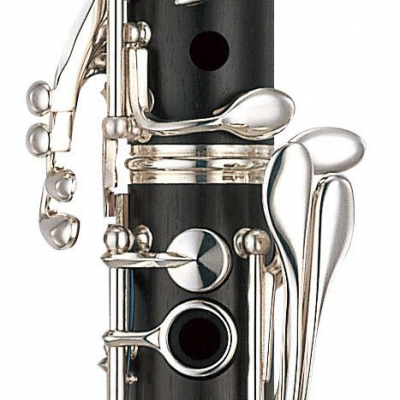 Clarinet preto com detalhes prateados e marca Yamaha