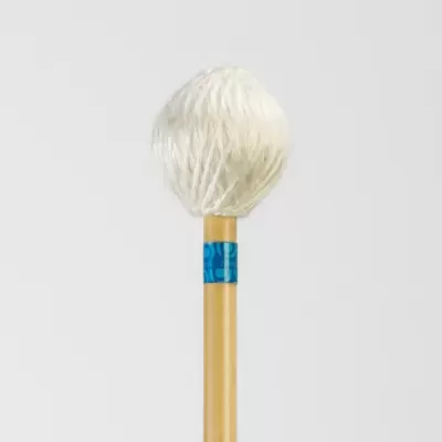 Baqueta de percussão com cabeça de fios brancos e cabo de madeira com fita azul