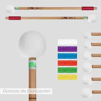 Baquetas de percussão com pontas brancas e cabos de madeira, com faixas coloridas e texto em espanhol
