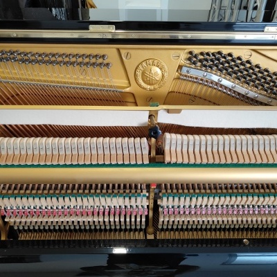 Interior de piano vertical Yamaha com cordas e martelos