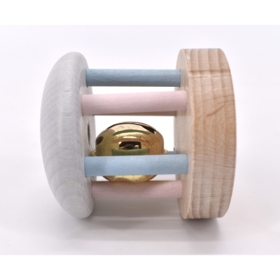 Roleta de madeira clara com barras azuis e rosas e sino dourado no centro