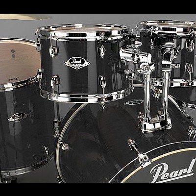 Bateria acústica preta Pearl com ferragens cromadas num ambiente interno