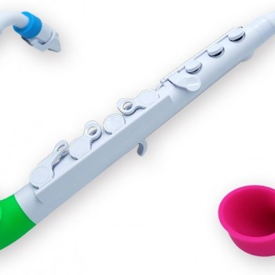 Três brinquedos tipo saxofone de plástico branco com pontas coloridas em azul, verde e rosa.