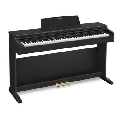 Piano digital Casio preto com pedais dourados e apoio de partituras