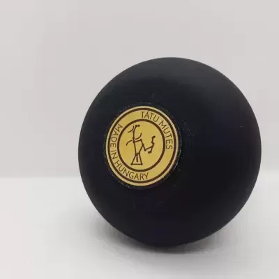 Bola preta com etiqueta amarela 'TATU MULES MADE IN HUNGARY' e figura humana