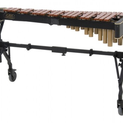 Marimba de madeira e metal com rodas e tubos ressonadores dourados