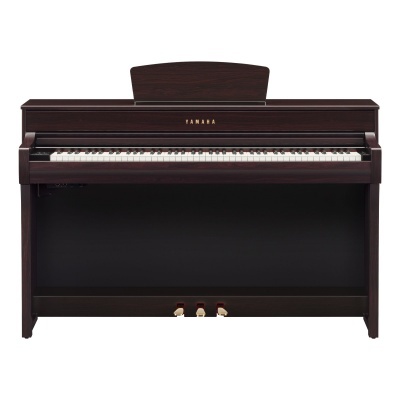 Piano digital Yamaha em madeira escura com 88 teclas e três pedais
