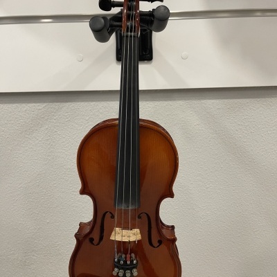 Violino castanho pendurado numa parede branca