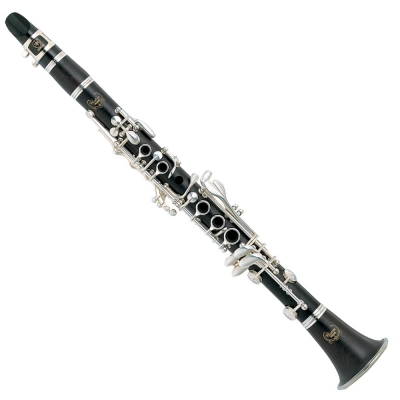 Clarinete preto com detalhes metálicos prateados e inscrições douradas