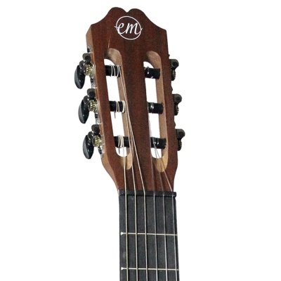 Cabeça de guitarra clássica em madeira castanha com cravelhas e letras 'em'