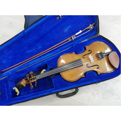 Violino em estojo azul aberto sobre chão de madeira clara