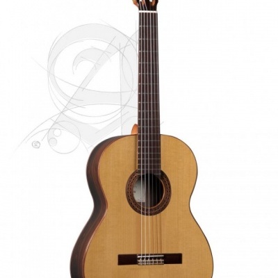 guitarra clássica em madeira clara e escura com construção tradicional