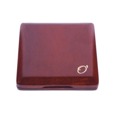 Estojo quadrangular em madeira castanha com símbolo dourado