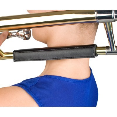 Trombone dourado com protetor de couro no pescoço