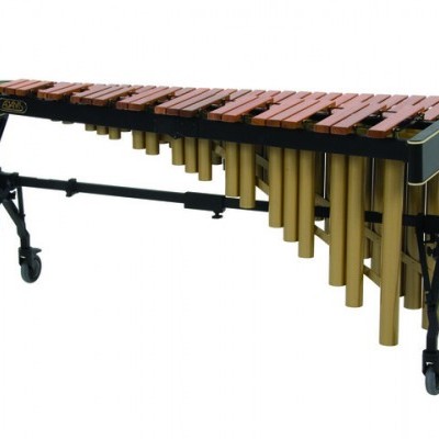Marimba com teclas de madeira castanha e suporte preto com rodas