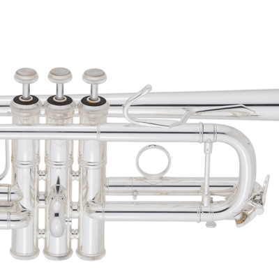 Trompete prateado sobre fundo branco