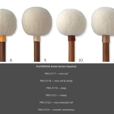 Seis baquetas para vibrafone com cabeças de feltro branco e cabos de madeira castanha