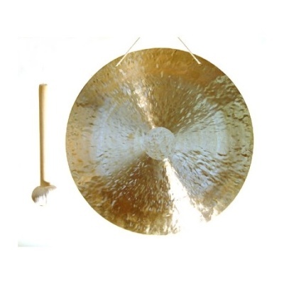 Gongo metálico redondo dourado com maço de madeira à esquerda