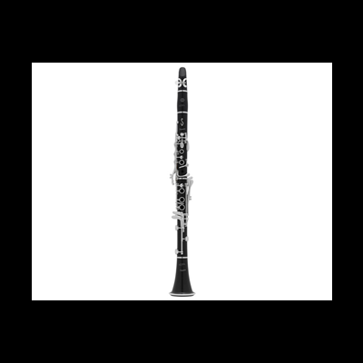 Clarinete preto com chaves prateadas em fundo branco